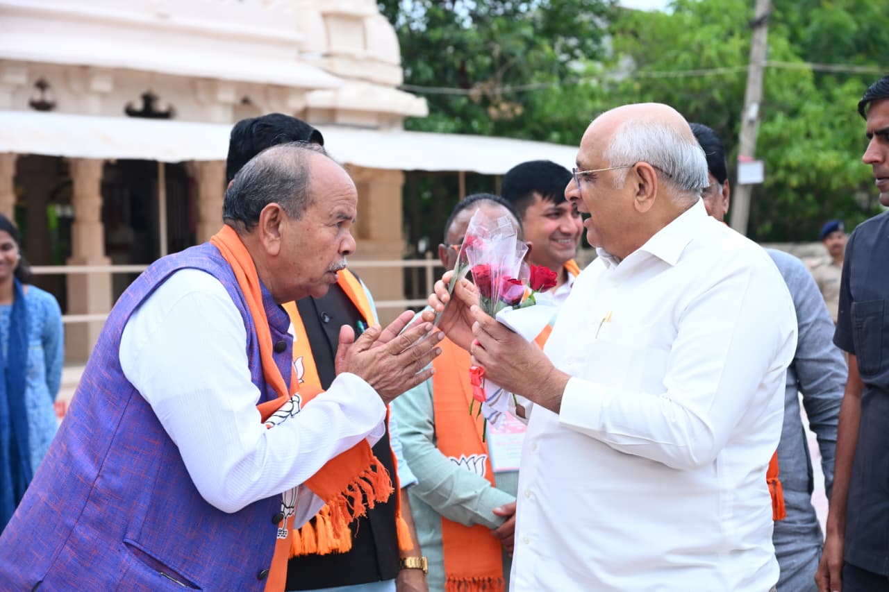 Greeting the Chief Minister of Gujarat on his arrival at a public programme.