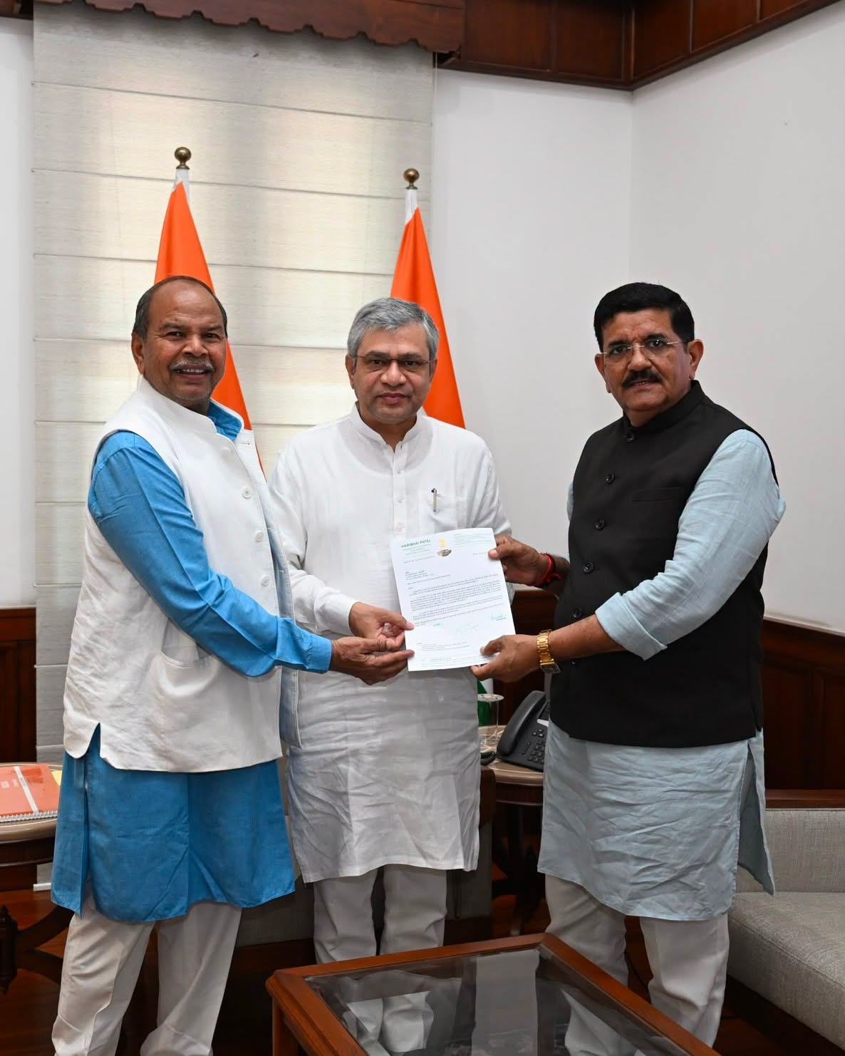 Handing over a representation letter alongside another public representative.