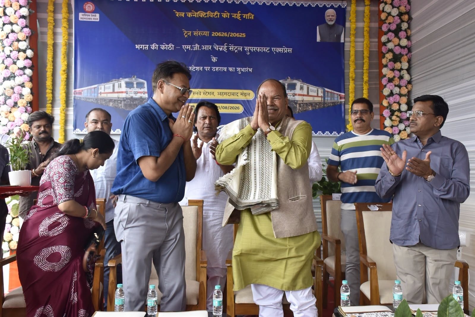 Greeting those present at the train stoppage inauguration programme.