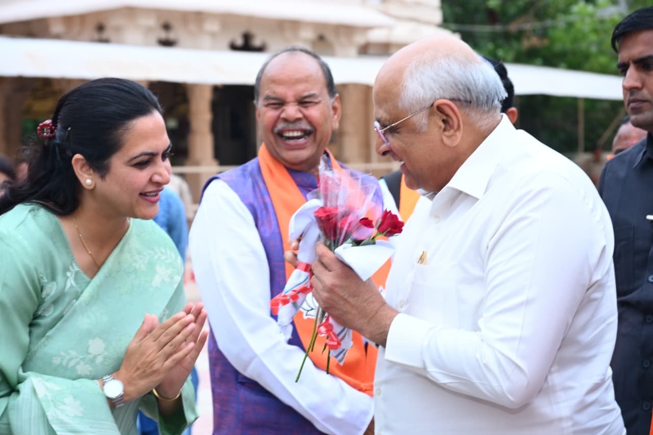 Bharatsinhji Dabhi being welcomed by the Chief Minister of Gujarat at a public event